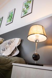 eine Lampe auf einem Tisch neben einem Bett in der Unterkunft Centro Apart Home in Jesús María