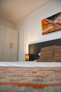 a bedroom with a bed and a painting on the wall at Centro Apart Home in Jesús María