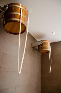 duas luzes penduradas no tecto de uma casa de banho em Dormio Hotel Obertraun em Obertraun