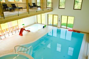 Bazén v ubytování Dormio Hotel Obertraun nebo v jeho okolí