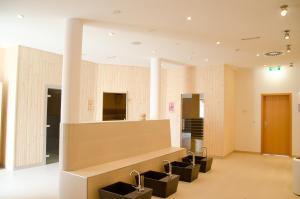 un vestíbulo con una zona de espera con cajas negras en Dormio Hotel Obertraun en Obertraun