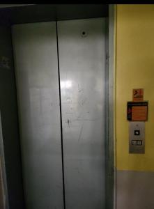 キングストンにあるJAMI PLACEの壁割れ金属製エレベーター