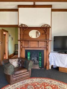 TV a/nebo společenská místnost v ubytování Historic Gisborne Villa