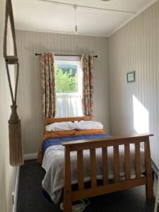 Postel nebo postele na pokoji v ubytování Historic Gisborne Villa