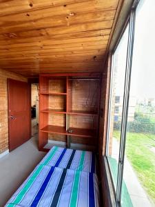 Habitación pequeña con cama y ventana en El pinar, Dindalito en Bogotá