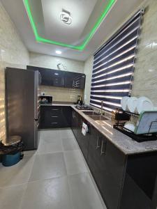 Kuchyň nebo kuchyňský kout v ubytování Genesis Grid Homes (Capri Edition)