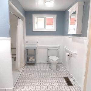 ein Bad mit einem WC und einem Fenster in der Unterkunft San Luis Obispo Hostel in San Luis Obispo