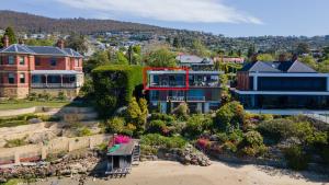 una vista aérea de una casa con patio en Sandy Bay Waterfront, en Sandy Bay