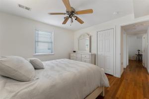 um quarto branco com uma cama e uma ventoinha de tecto em Cozy and Quiet- Seaview Avenue in Wildwood Crest em Wildwood