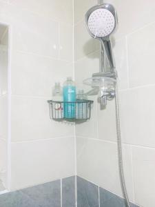 eine Dusche mit Duschkopf und einige Flaschen in der Unterkunft Newly renovated 3 Ensuite bedroom house in bury, 5 people in Bury + 52 Fotos