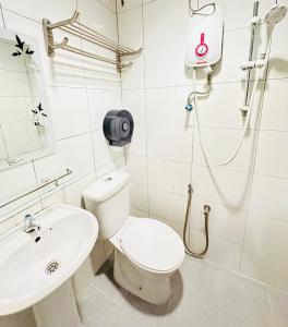 bagno con servizi igienici e lavandino di Rainbow Hotel a Alor Setar