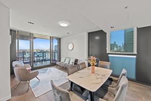 - une salle à manger avec une table et des chaises dans l'établissement Fortitude Valley Apartments by CLLIX, à Brisbane