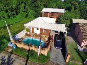 una vista aérea de una casa con piscina en Sobrados da Sinhá, en Penha