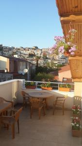 patio con mesa y sillas en el balcón en Hagia Sophia Apartment, en Estambul