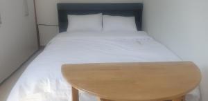 Ένα ή περισσότερα κρεβάτια σε δωμάτιο στο 더드림하우스