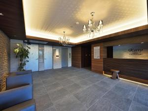 a lobby with a waiting area with chandeliers at Karry CONDO CHURAUMI in Motobu