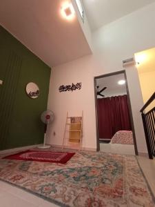 ein Schlafzimmer mit einem Spiegel und einem Bett mit einem Teppich in der Unterkunft ZDQ Homestay in Kampong Padang Keladi