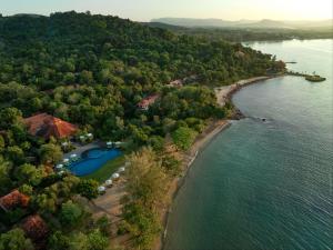 eine Luftaufnahme des Resorts und des Wassers in der Unterkunft Green Bay Phu Quoc Resort & Spa in Phu Quoc