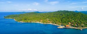 een eiland in het midden van het water bij Green Bay Phu Quoc Resort & Spa in Phu Quoc