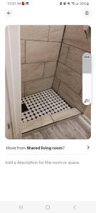 een badkamer met een douche en een tegelvloer bij Cozy private rooms in Jonesboro