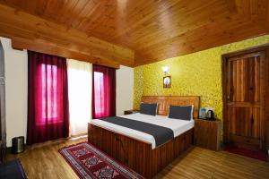 1 dormitorio con 1 cama en una habitación en OYO Asha Cottage, en Manali