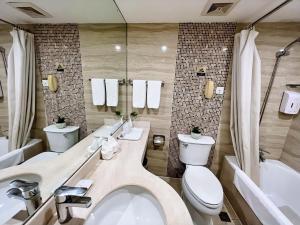 uma casa de banho com um WC, uma banheira e um lavatório. em Chongqing Milky Way Hotel em Chongqing