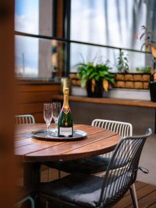 uma garrafa de vinho sentada numa mesa com copos em Shoreline Hotel em Hobart