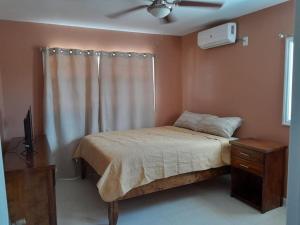 Giường trong phòng chung tại Exuma Bay Rentals Unit #1