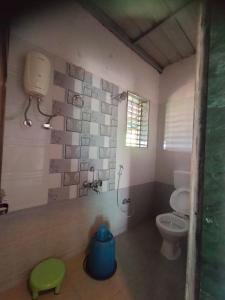 uma casa de banho com um WC e um chuveiro. em Bhakti holiday home em Revadanda