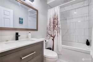 y baño con lavabo, aseo y ducha. en Newly Remodeled 2Bd Room A Frame Cottage Point Roberts, en Point Roberts
