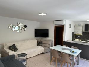 uma sala de estar com um sofá e uma mesa em Villa Portoferraio em Portoferraio