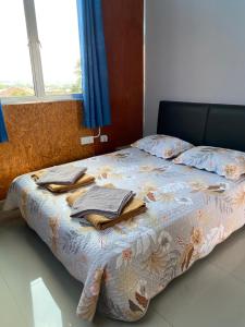 A bed or beds in a room at Igo Homestay Subang Airport - Standard Room