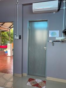 uma porta de metal num quarto com uma ventoinha em Igo Homestay - Standard Room em Shah Alam