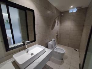 een badkamer met een wastafel en een toilet bij khách sạn tina 5 in Can Tho