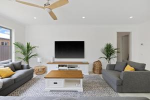 TV a/nebo společenská místnost v ubytování Cowes Family Beach House + 27 fotografií