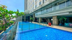 ein Swimmingpool mitten in einem Gebäude in der Unterkunft Swiss-Belinn Karawang in Karawang