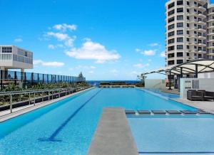 uma piscina no telhado de um edifício em Luxury Oracle Tower 1 Apartment 2Bed 2Bath 1 Car em Gold Coast