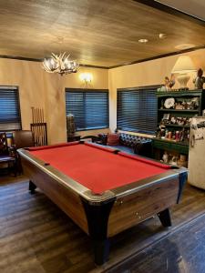 a pool table in a living room with at Hotel Hanaya in Tanabe