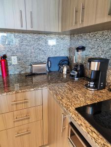 Resort Style 1-Bdrm Apt Downtown Doral的厨房或小厨房