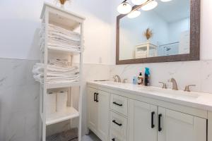 bagno bianco con lavandino e specchio di 5705-Modern 2 BD / fully equipped, near DT MTL a Montréal