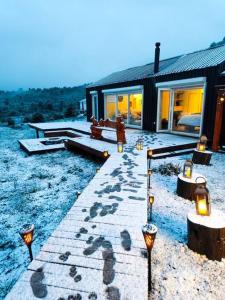 een persoon die voor een huis staat bij Confortable refugio de monataña con vista al Volcan in Malalcahuello