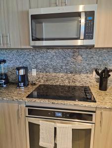 Resort Style 1-Bdrm Apt Downtown Doral的厨房或小厨房