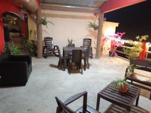 un patio con sedie, tavolo, tavoli e sedie di Hostal familiar Bajo las estrellas a Chame