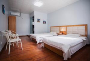 Postel nebo postele na pokoji v ubytování Pacific Islander Inn