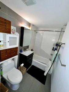 y baño con ducha, aseo y lavamanos. en 4 Peeps Charm Apartament in Williamsburg Brooklyn NYC, en Union City