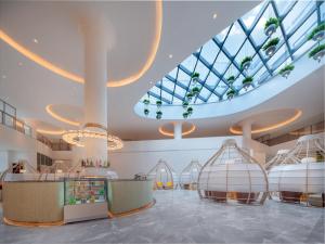 um centro comercial com escadas rolantes e uma clarabóia em Holiday Inn Quzhou, an IHG Hotel em Quzhou