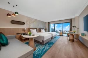 Habitación de hotel con cama y ventana grande en Holiday Inn Quzhou, an IHG Hotel, en Quzhou