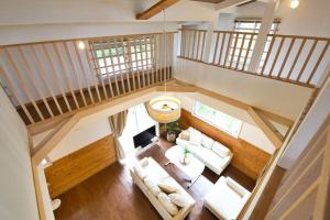 Posezení v ubytování 光明屋 光 美ら海水族館 車で9分 Junglia Okinawa 車で20分