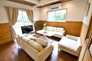 Posezení v ubytování 光明屋 光 美ら海水族館 車で9分 Junglia Okinawa 車で20分 + 62 fotografií