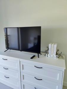 Resort Style 1-Bdrm Apt Downtown Doral的电视和/或娱乐中心